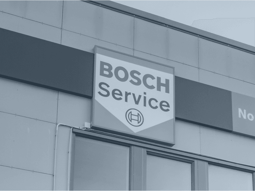 Et Bosch Service skilt henger på en mørkeblå frise.